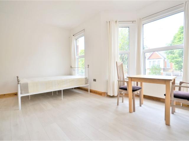 To Let 1 bedroom Double room, Chatsworth Gardens, Acton W3 9LP £1,300 pcm
