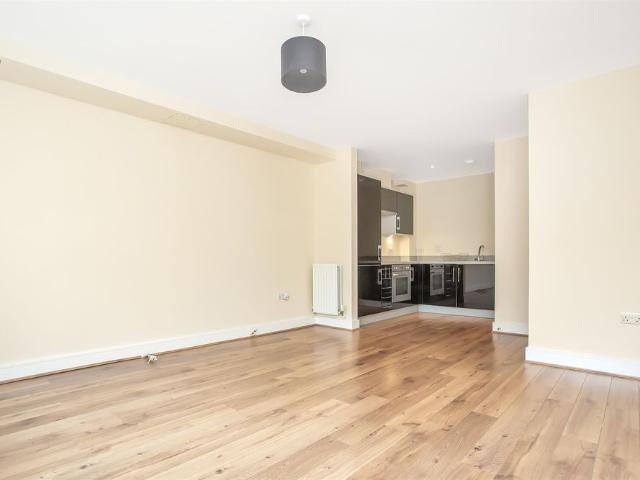 To Let 2 Bed Apartment