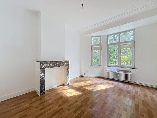 TO LET: 2 bedroom flat