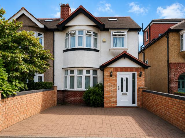 To Let 4 bedroom Semi detached house, Syon Park Gardens, Isleworth £3,100 pcm