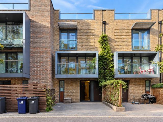 To Let 4 bedroom Terraced house, Bromyard Avenue, London £4,000 pcm