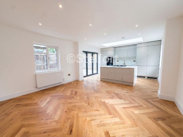 To Let 5 bedroom Detached house, Summers Lane, London, N12 £4,950 pcm