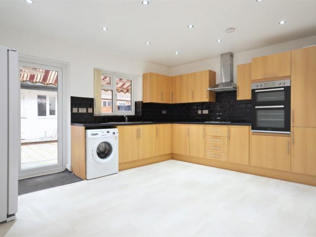 To Let 5 bedroom Terraced house, Hadley Gardens, Southall UB2 5SQ £3,000 pcm