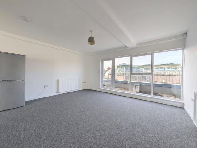 To Let – Cable Street, Southport, – One Bed Second Floor Apt