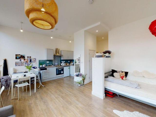 TO LET: Church Gate, City Centre 1 bed apartment to rent £800 pcm £185 pw
