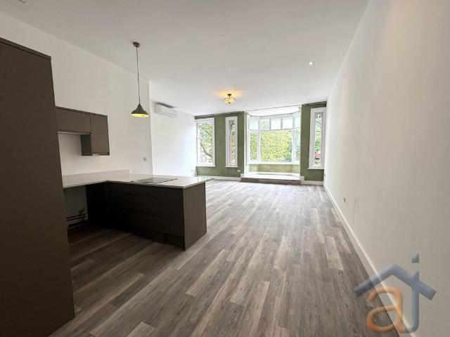 To Let Albany Building, Lord. 1 bed flat to rent £775 pcm £179 pw