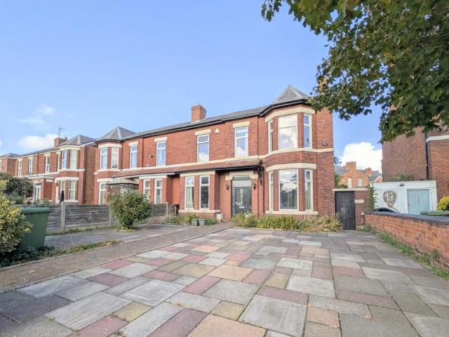 To Let Hawkshead Street, Southport. 4 bed semi detached house to rent £1,450 pcm £335 pw
