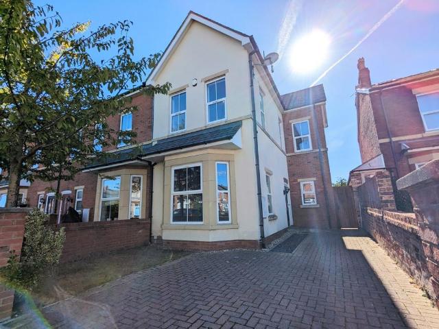 To Let Hampton Road, Southport. 2 bed semi detached house to rent £1,150 pcm £265 pw
