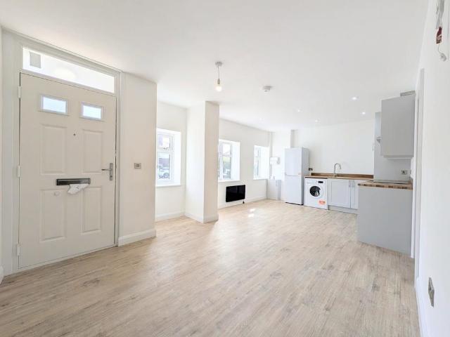 To Let Heathfield Road, Ainsdale. 1 bed ground floor flat to rent £750 pcm £173 pw