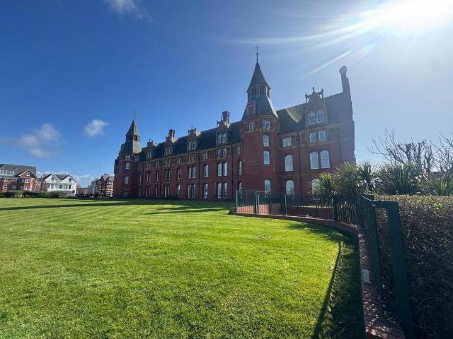 To Let Marine Gate Mansions. 2 bed apartment to rent £1,000 pcm £231 pw