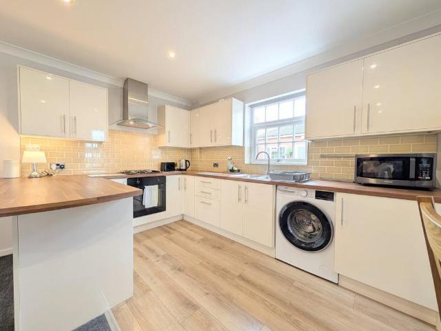 To Let Nelson Street, Southport, PR8. 2 bed flat to rent £1,500 pcm £346 pw