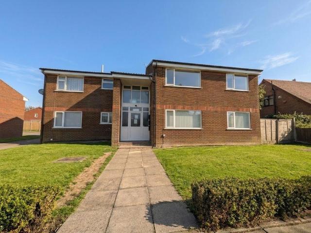 To Let Town Lane, Southport, PR8. 1 bed ground floor flat to rent £675 pcm £156 pw