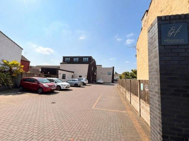 To Let The Residences, Hall Street. Studio to rent £650 pcm £150 pw