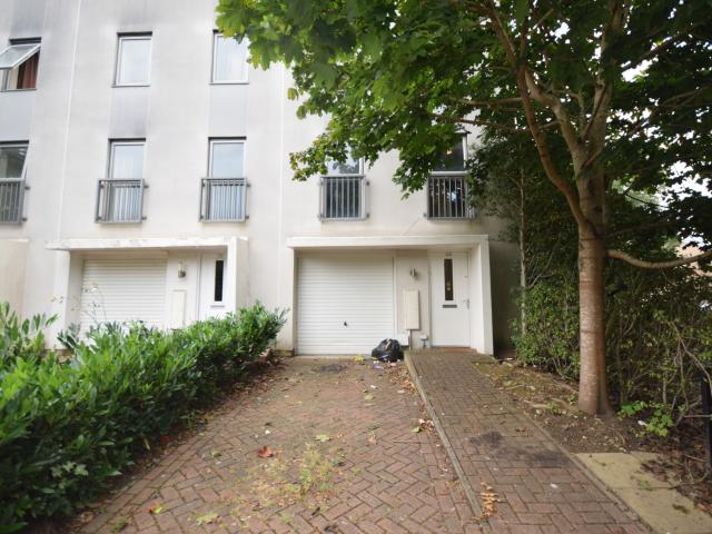 To Rent Aviation Avenue, Hatfield, AL10 £2,450 pcm