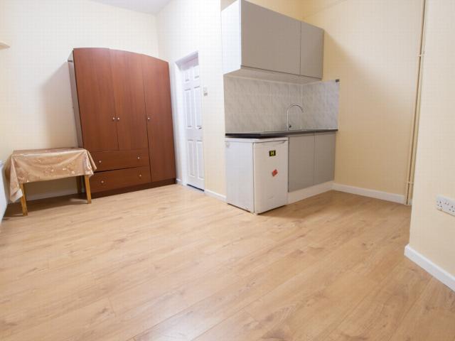 To Rent Fore Street, Edmonton, London, N18 Must be seen £975 pcm Tenancy Info
