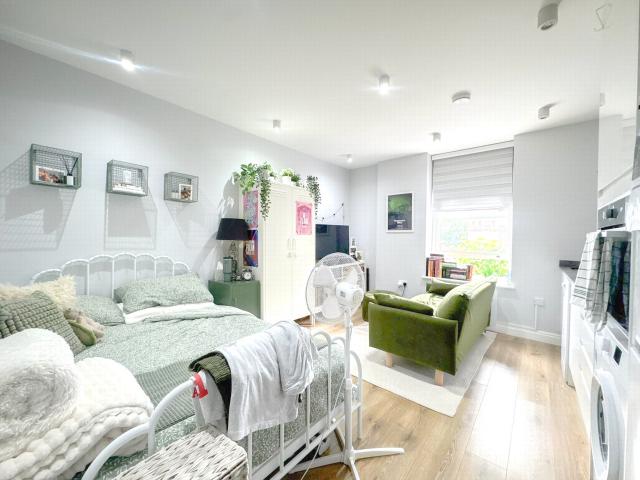 To Rent Fore Street, Edmonton, London, N9 £1,200 pcm Tenancy Info