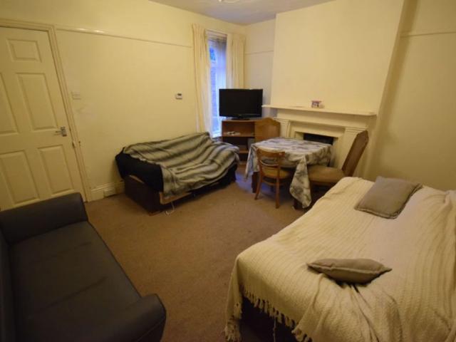 To Rent Hankinson Road, Winton, Bournemouth, BH9 £1,200 pcm Tenancy Info