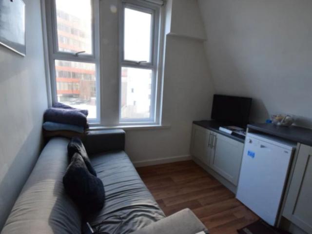 To Rent Holdenhurst Road, Lansdowne, Bournemouth, BH8 £800 pcm Tenancy Info