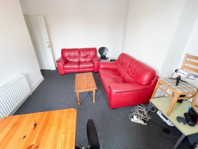 To Rent Holdenhurst Road, Lansdowne, Bournemouth, BH8 £1,600 pcm Tenancy Info