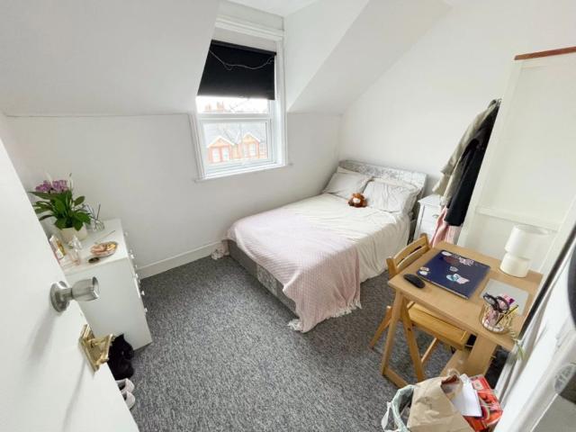 To Rent Holdenhurst Road, Lansdowne, Bournemouth, BH8 £1,800 pcm Tenancy Info