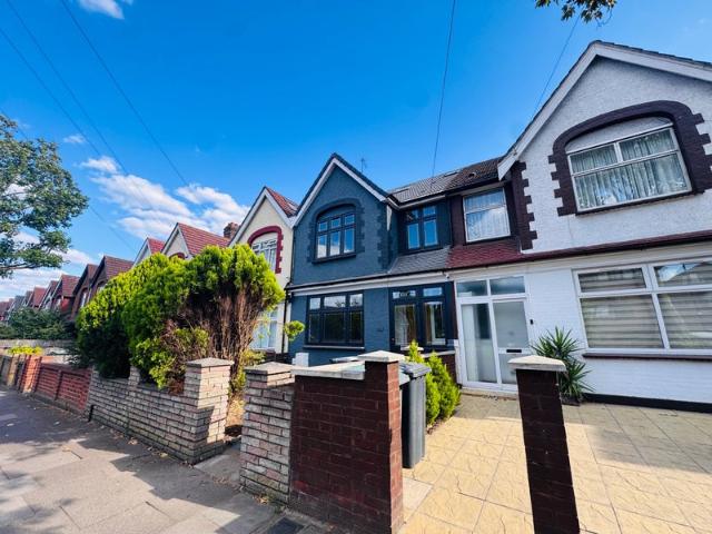 To Rent – Stunning Newly Renovated 4 Bedroom House