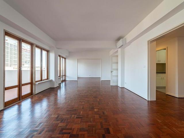 TO RENT T5 LISBON ALVALADE