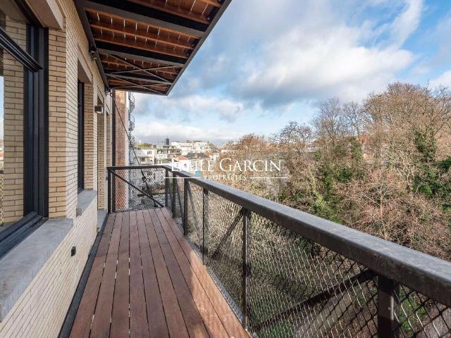 To rent Three bedroom apartment Ixelles Facing Le Châtelain