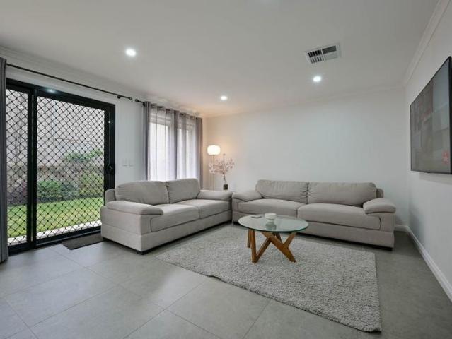 To register & apply for this property, please use this link: snug. com/