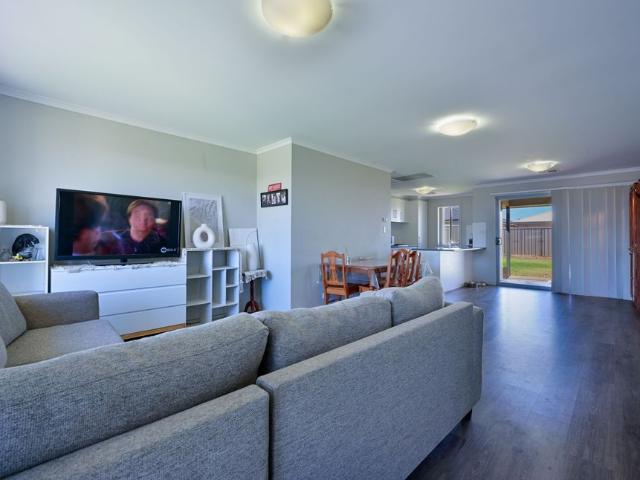 To register & apply for this property, please use this link: snug. com/
