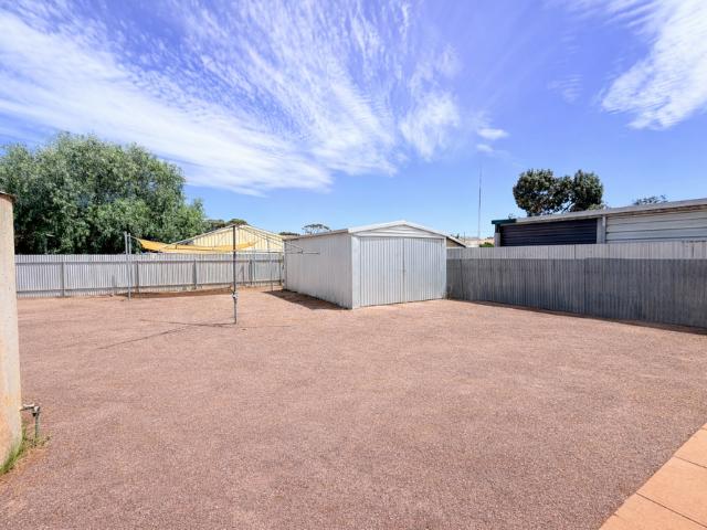 To register & apply for this property, please use this link: snug. com/