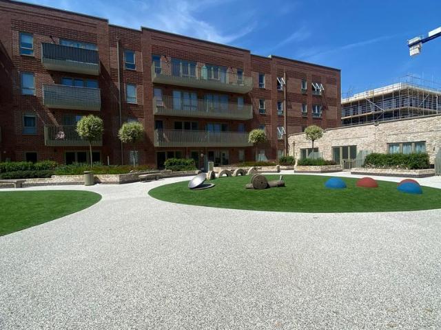 Tom Lake Way, Watford WD19 1 bed flat to rent £1,525 pcm £352 pw