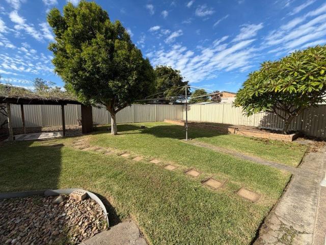 Tomakin 3 bdr home close to beaches, situated in lovely Deakin Parade