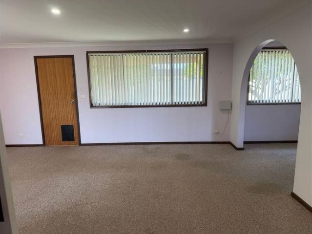 Tomakin 3 bdr home close to beaches, situated in lovely Deakin Parade
