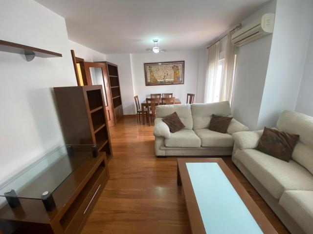 TOMARES. BONITO TRIPLEX AMUEBLADO JUNTO AL AYUNTAMIENTO