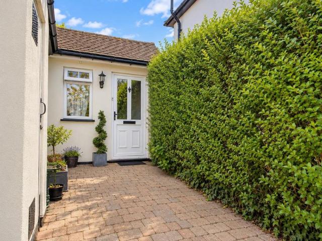 Toms Lane, Kings Langley Studio to rent £1,300 pcm £300 pw