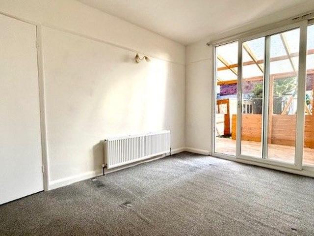 Tomswood Hill, Ilford IG6, 2 bed flat to rent, £1,750 pcm | PrimeLocation