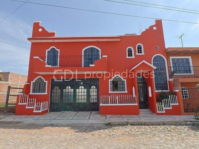 TONALÁ CENTRO CASA MUY AMPLIA EN VENTA