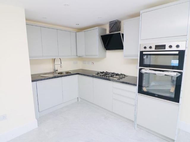 Tongham Road, Aldershot GU12 6 bed semi detached house to rent £3,000 pcm £692 pw