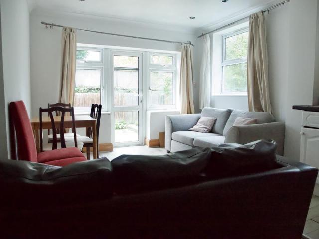Tooting Bec Road, London SW17 3 bed apartment to rent £3,300 pcm £762 pw