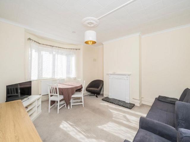 Tooting Grove, London SW17 3 bed flat to rent £2,800 pcm £646 pw