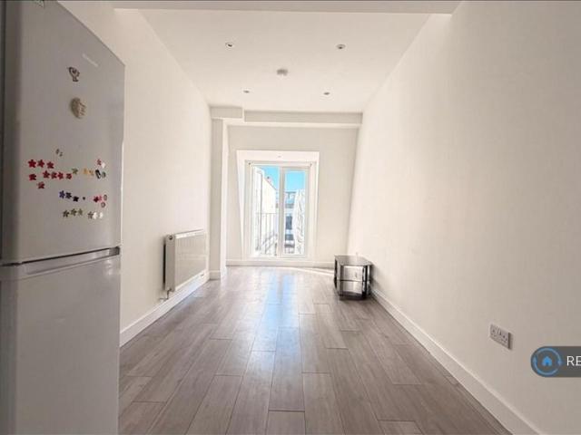 Tooting High St, London, SW17 2 bed penthouse to rent £2,000 pcm £462 pw