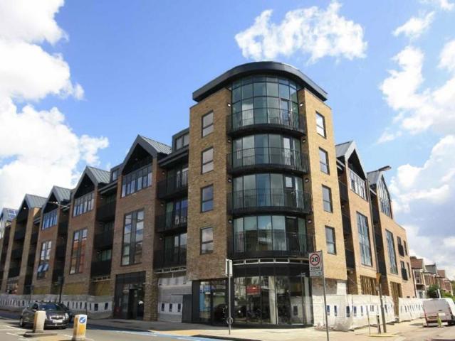 Tooting High Street, London SW17 2 bed flat to rent £2,400 pcm £554 pw
