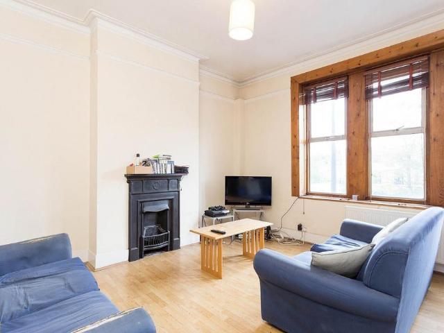 Tooting High Street, Tooting. 3 bed flat to rent £3,000 pcm £692 pw