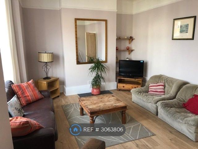 Tooting, London SW17, 3 bed flat to rent, £1,675 pcm | PrimeLocation