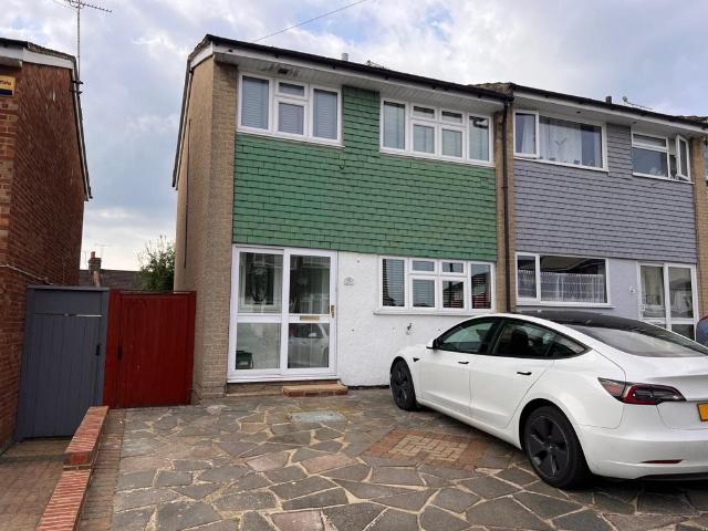 Toft Avenue, Grays 3 bed semi detached house to rent £1,850 pcm £427 pw