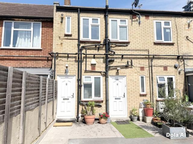 Tolworth Broadway, Surbiton, KT6 2 bed flat to rent £1,650 pcm £381 pw