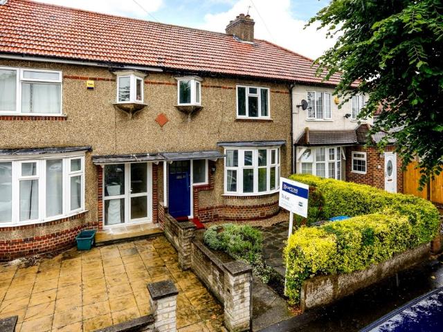 Tolworth Road Surbiton KT6 3 bed terraced house to rent £2,300 pcm £531 pw