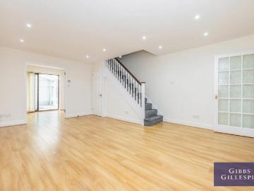 Tolcarne Drive, Pinner, HA5 3 bed detached house to rent £2,400 pcm £554 pw