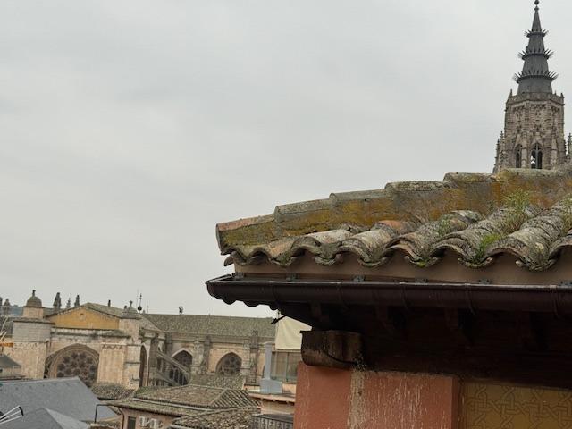TOLEDO, ZONA CASCO HISTÓRICO,EDIFICIO CENTRICO, CERCANO A LA CATEDRAL, EN 4 PLANTAS, CON VISTAS DESPEJADAS