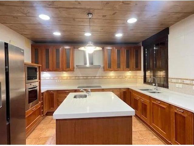 TOLEDO, ZONA SAN BERNARDO, BONITO CHALET AMPLIO DE 355M2 EN UNA PLANTA CON PISCINA